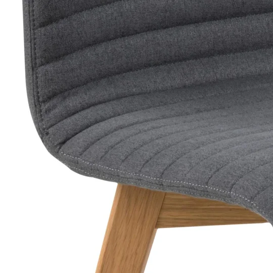 Krzesło tapicerowane KAI ciemnoszare - drewniane nogi - Zdjęcie 5