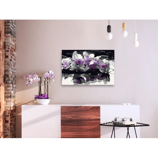 Obraz do samodzielnego malowania - Fioletowa orchidea (czarne tło i odbicie w wodzie)