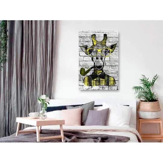 Obraz - Żyrafa z fajką (1-częściowy) pionowy żółty - Zdjęcie 2