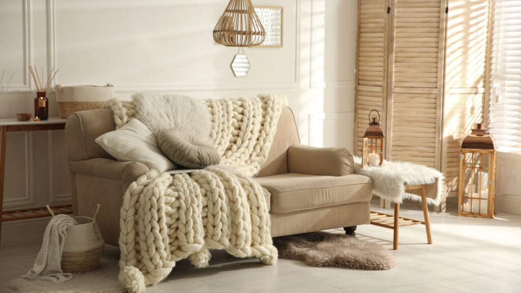 Jak urządzić przytulne mieszkanie? Najlepiej postawić na tapicerowane fotele i sofy.