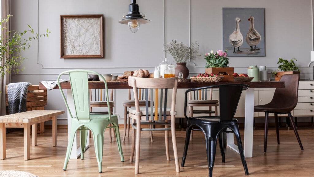 Różne krzesła przy jednym stole pasują nie tylko do loftowego stylu aranżacyjnego.