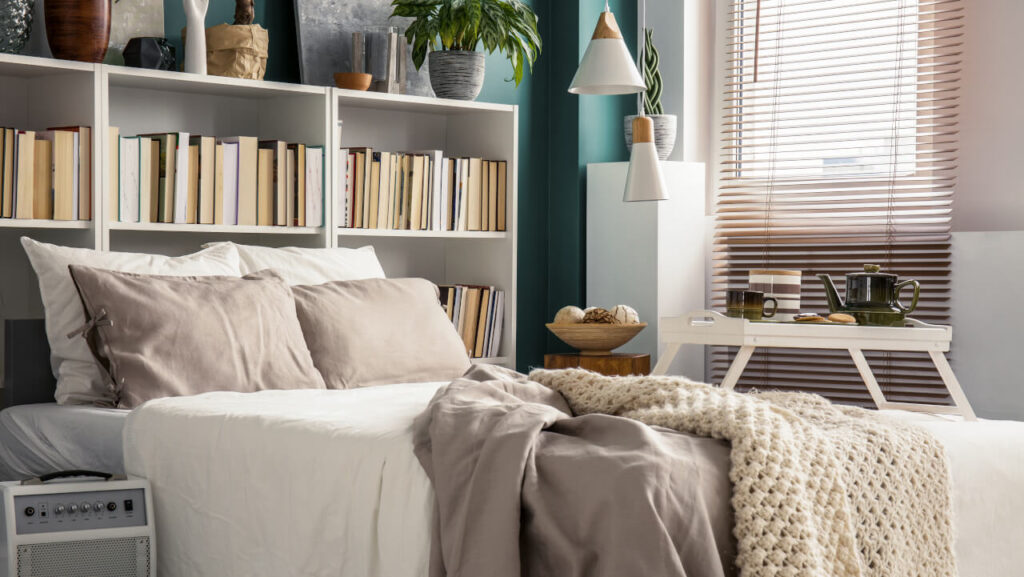 Jakie kolory do małej sypialni wybrać? Naturalne odcienie sprawdzą się najlepiej w niewielkim pomieszczeniu.