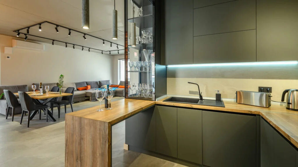 Kuchnia bez okna z salonem może zostać odpowiednio doświetlona sztucznym światłem.