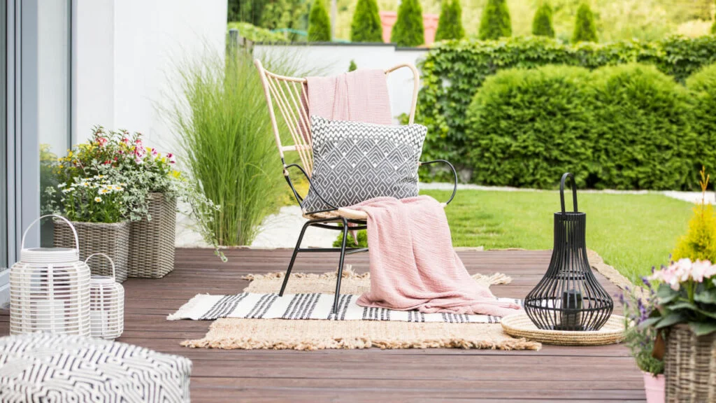 Poduszki na krzesło ogrodowe z oparciem zadbają o Twoje plecy i dopełnią aranżację ogrodu.