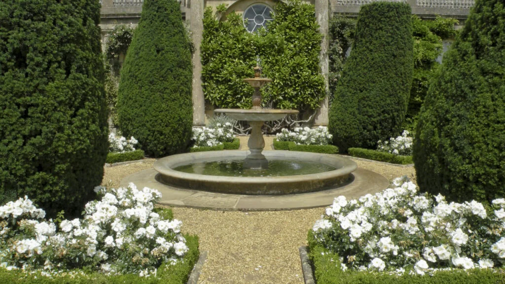 Francuski ogród utrzymany jest najczęściej w barwach zieleni i bieli.