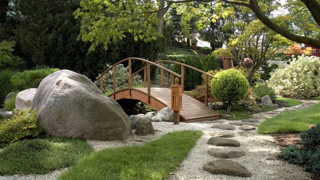 Styl japoński wprowadził do aranżacji ogrodu charakterystyczne elementy.