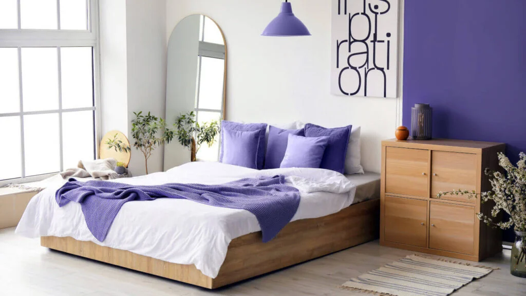 Sypialnia fioletowa to modne rozwiązanie.