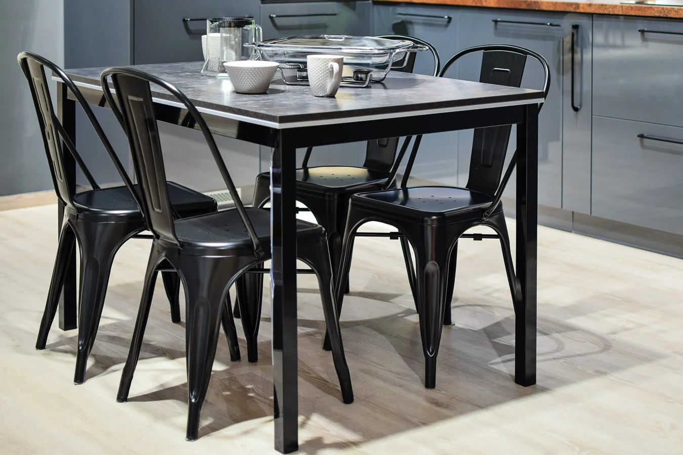 Ciemny stół i ciemne krzesła to dobre połączenie, jeśli występują w nim jasne elementy, a konstrukcja mebli jest lekka.