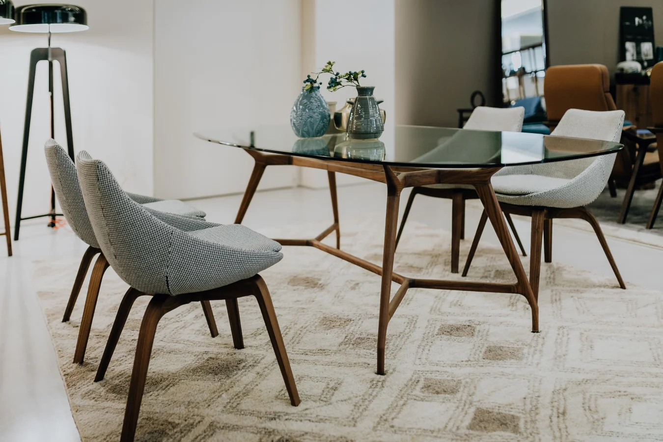 Stół ze szklanym blatem i krzesła tapicerowane to dobre połączenie.