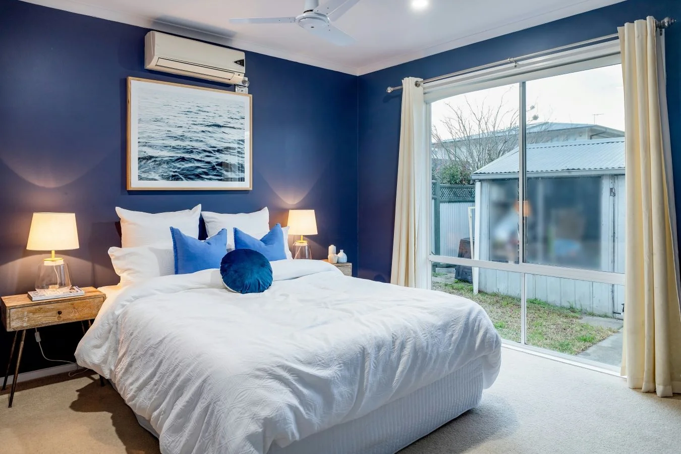 Błękit to relaksujący kolor, który doskonale sprawdzi się w sypialni.