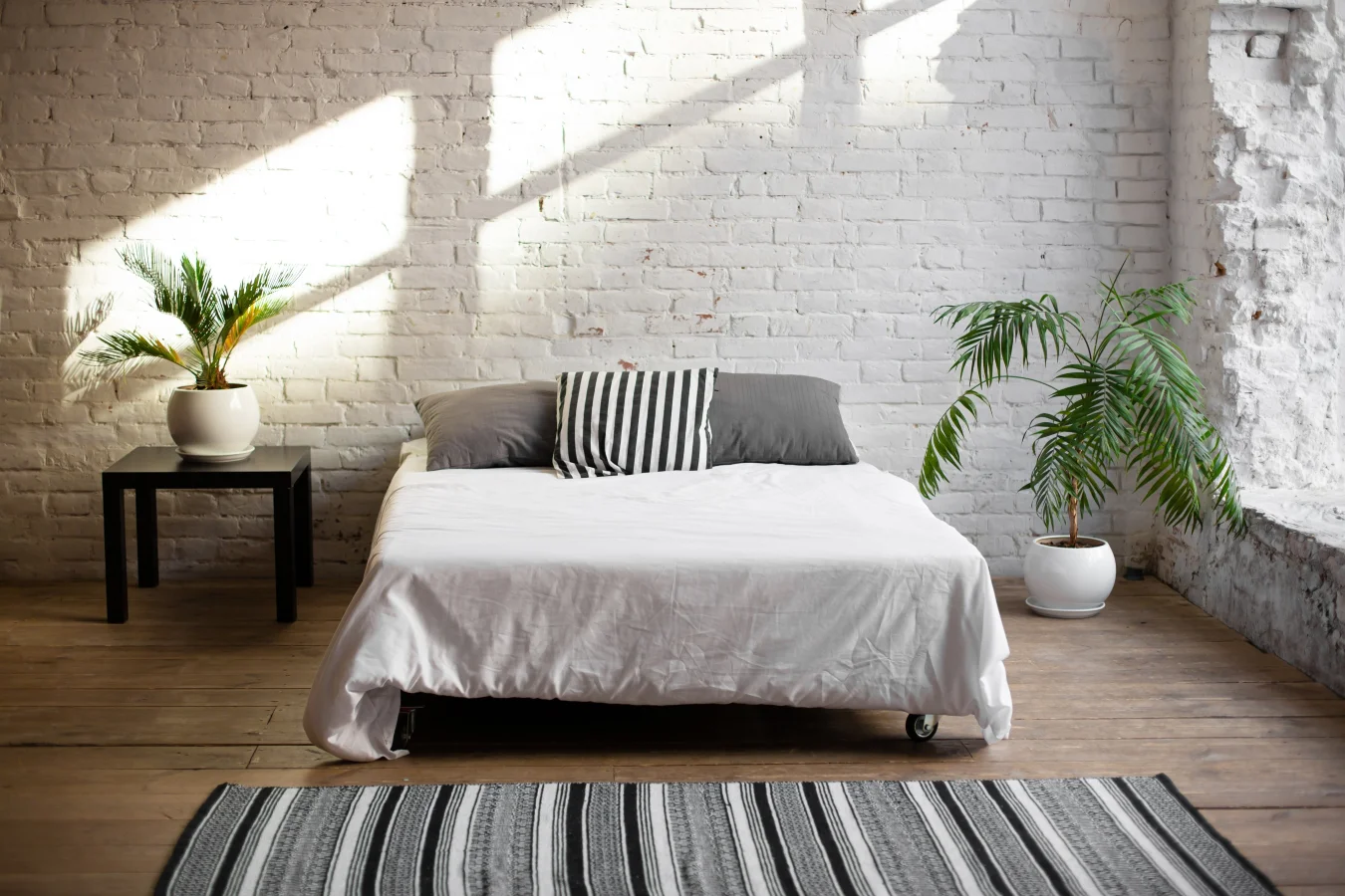 Sypialnia loft to wnętrze minimalistyczne.