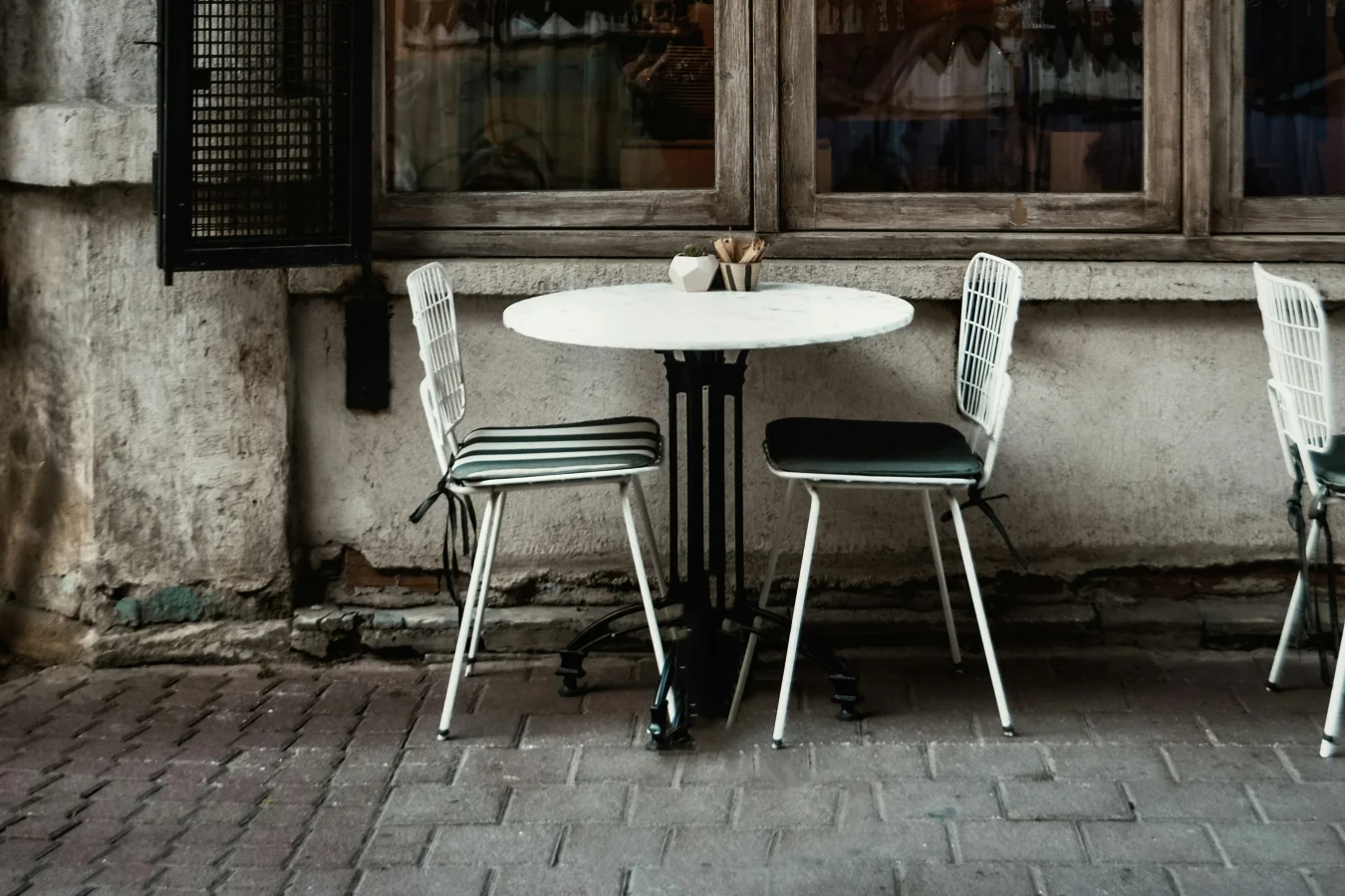 Krzesła druciane są niezastąpione w kawiarnianych i restauracyjnych ogródkach.