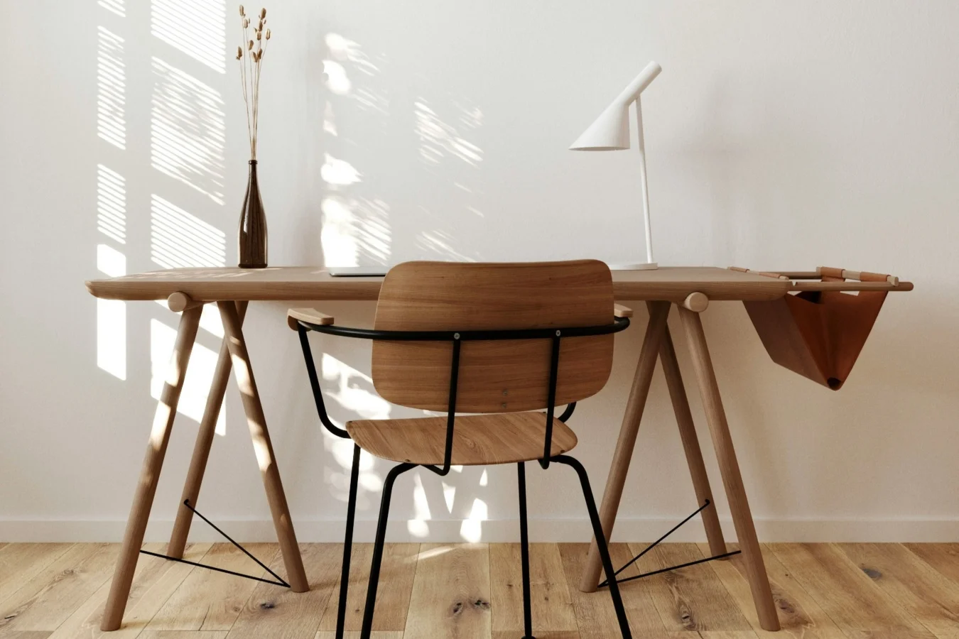 Oparcie krzesła z giętej sklejki sprawdza się przy prostym, skandynawskim biurku.