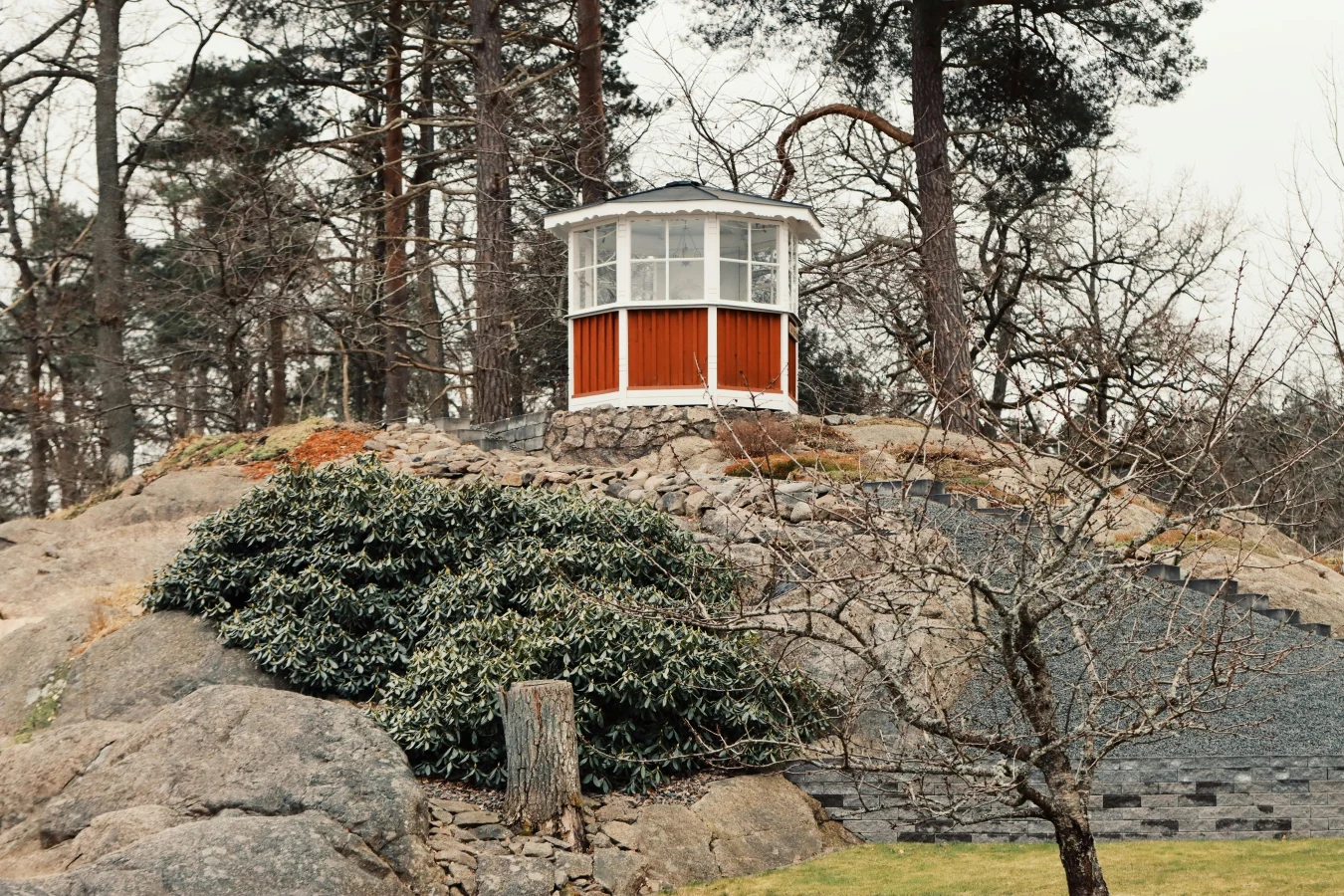 Elementy małej architektury w ogrodzie skandynawskim łagodnie harmonizują z ukształtowaniem terenu.
