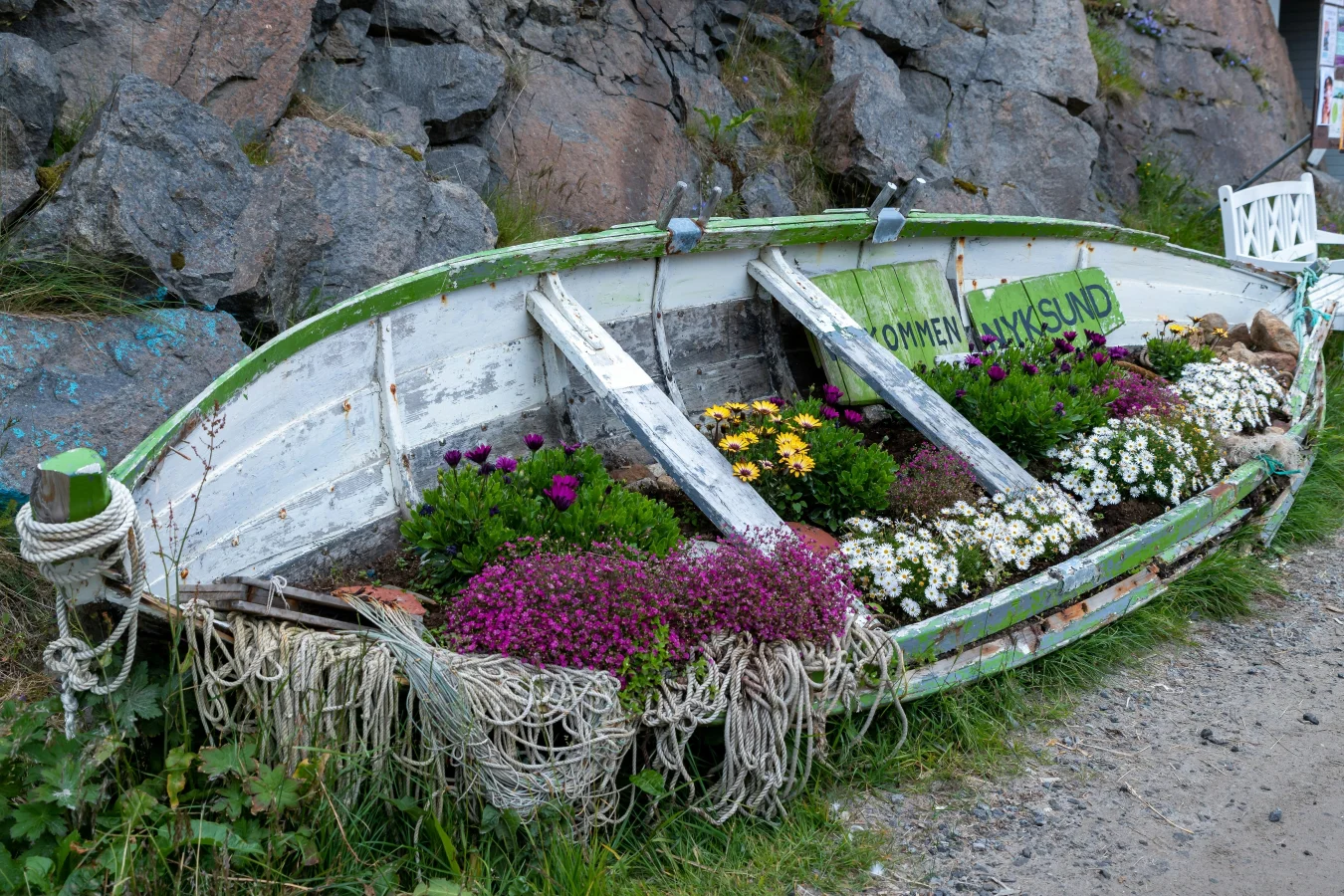 Wykorzystywanie elementów krajobrazu oraz architektury jest charakterystyczne dla skandynawskich ogrodów.