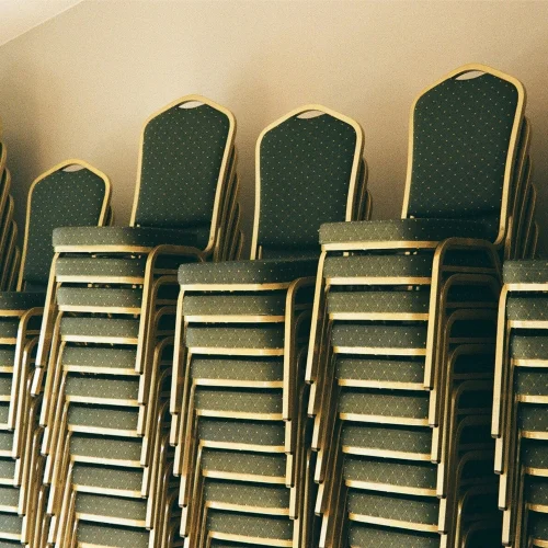Funkcjonalne i niebanalne krzesła sztaplowane